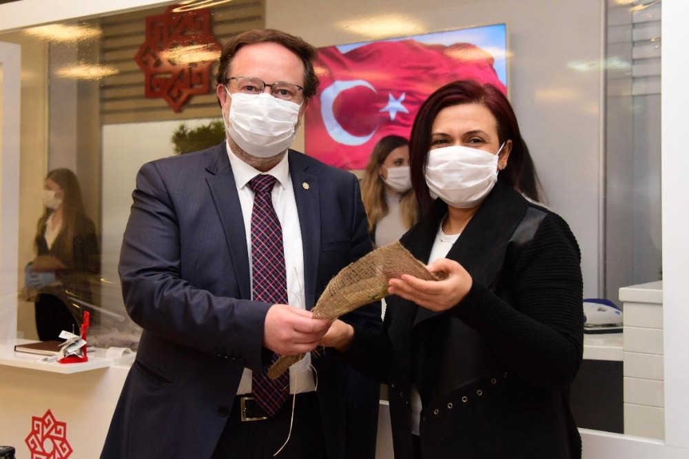 Karesi’den Annelere karanfil 