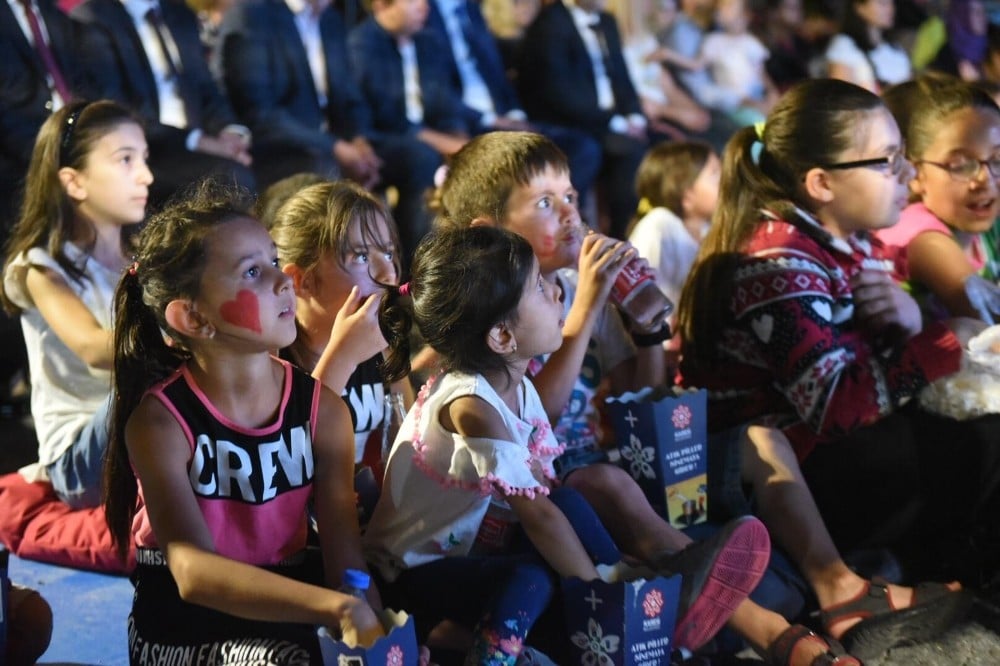 Karesili vatandaşlar atık getirdi, sinema izledi 