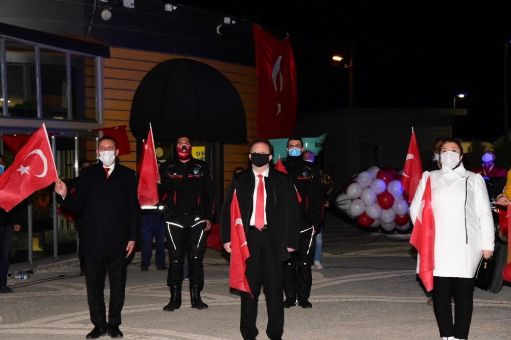 Karesililer balkonlarında İstiklal Marşı okudu 