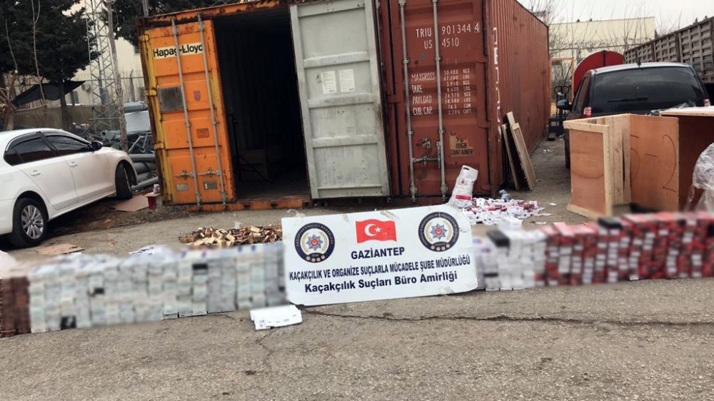 Kargo aktarım merkezinde 11 bin paket kaçak sigara ele geçirildi 