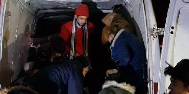 Kargo aracı görünümü verilen minibüsle kaçak göçmen taşıyorlar
