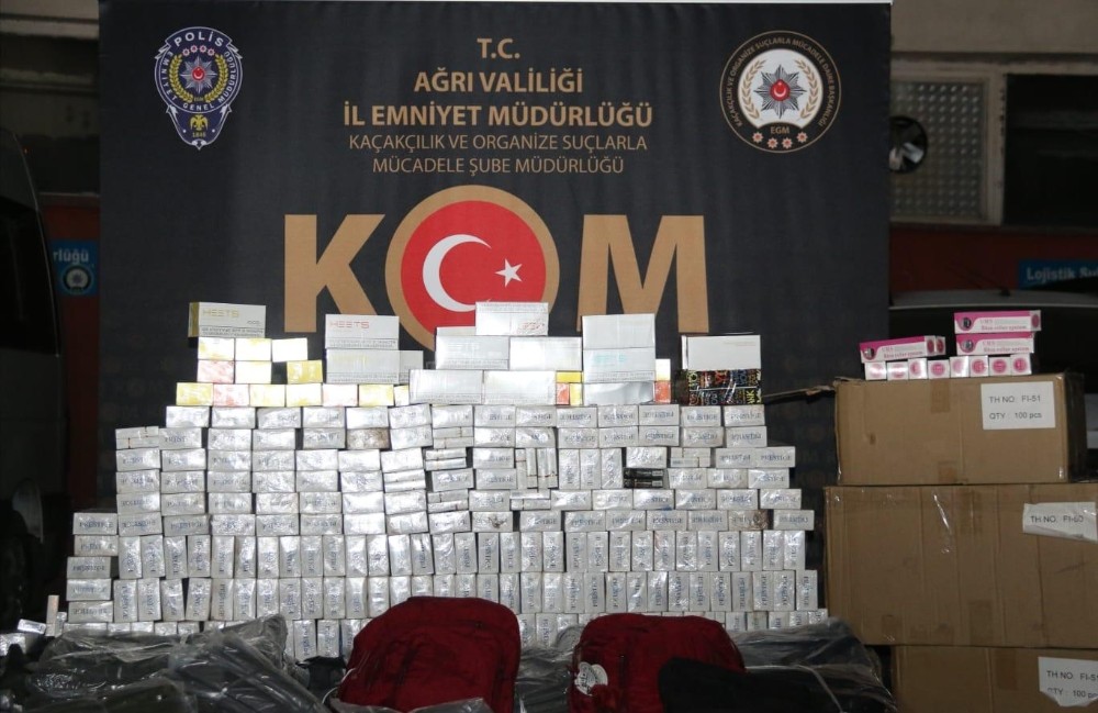 Kargo aracında kaçak sigara ve ürünler ele geçirildi 