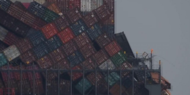 Kargo gemisindeki iki bin konteyner devrildi!