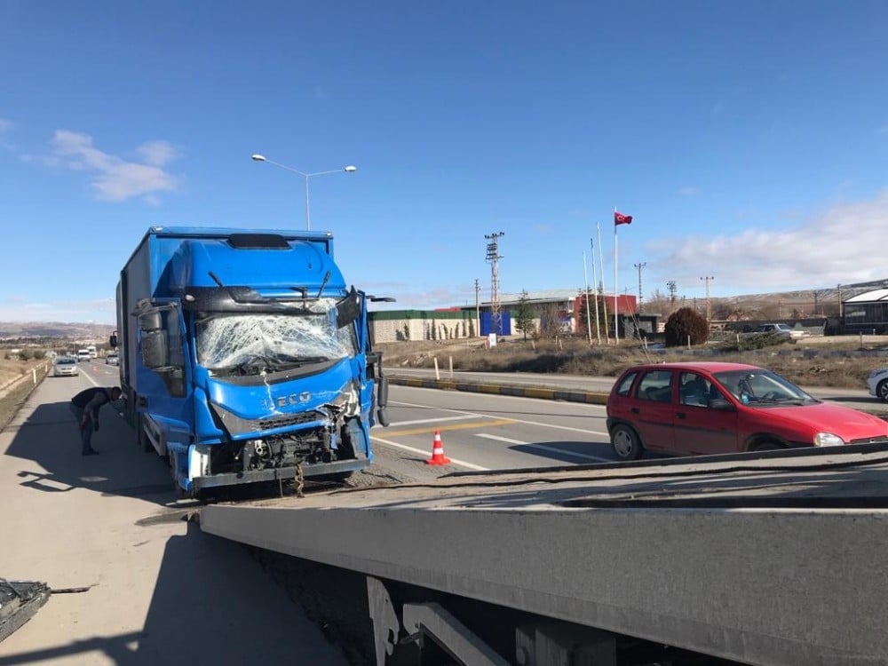 Kargo kamyonu ile tanker çarpıştı: 1 yaralı 