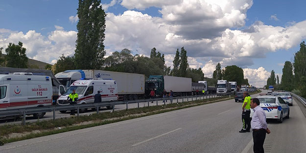 Kargo kamyonu kontrolden çıkarak devrildi! Yaralılar var