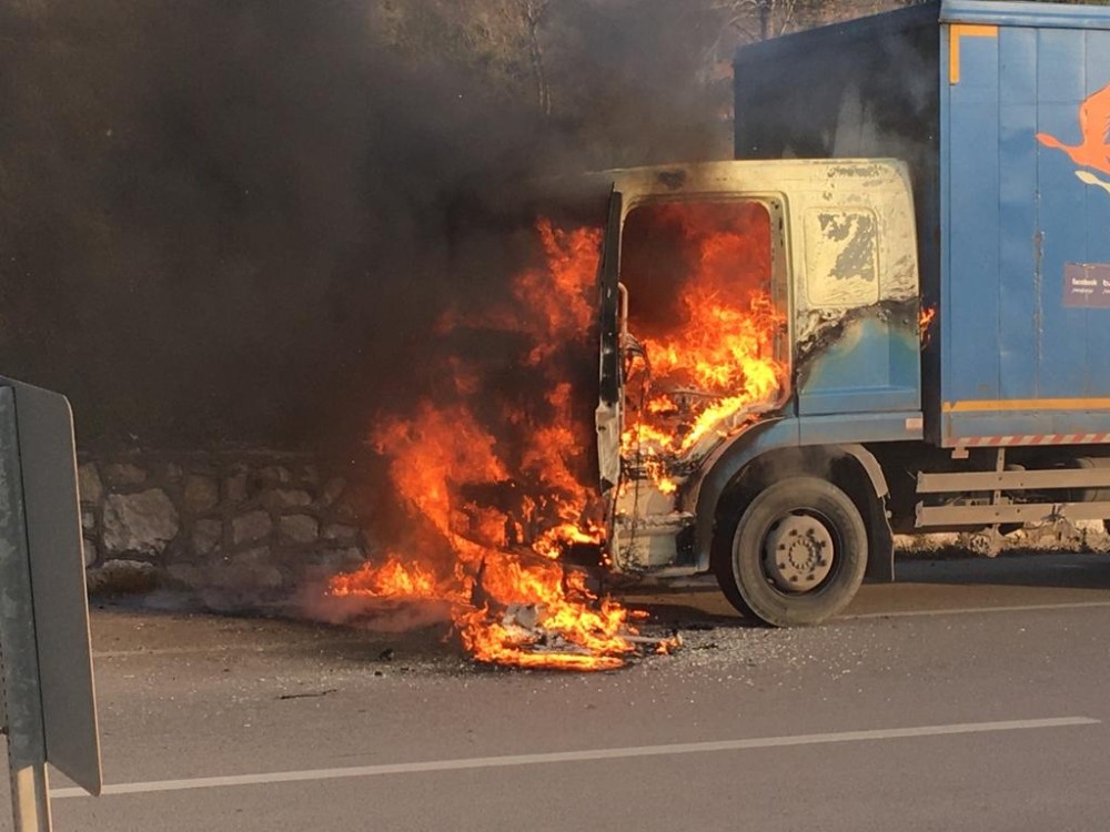 Kargo kamyonu seyir halindeyken alev alıp yandı 