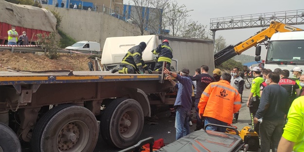 Kargo kamyonu, tıra çarptı