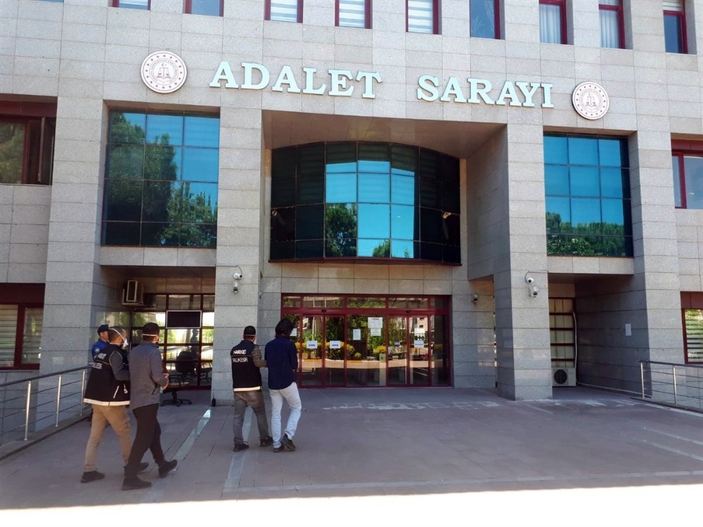Kargo kolisinden binlerce uyuşturucu hap çıktı 