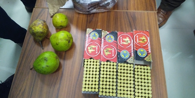 Kargo kutusunda armut ve kestanelerin arasına gizlenmiş 200 mermi çıktı!