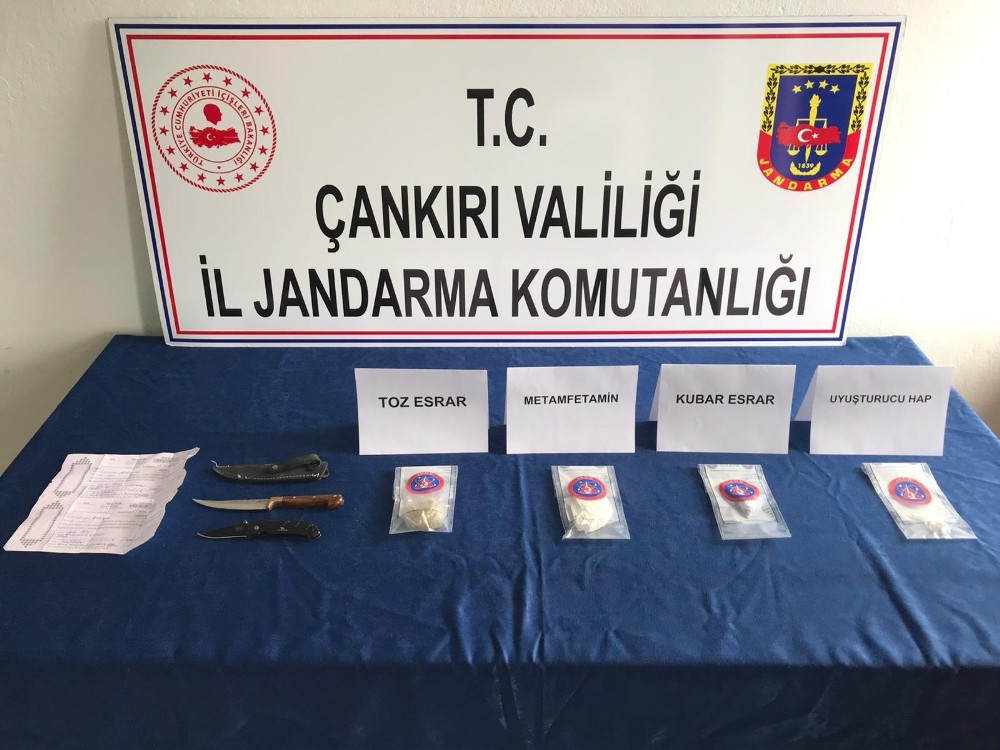 Kargo paketinde uyuşturucu taşıdılar 