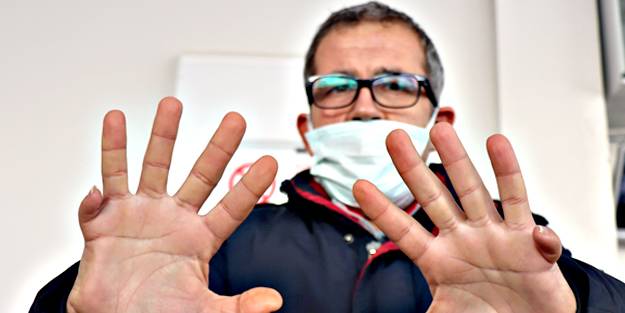 Kargo paketlerini 12 parmağıyla teslim alıyor