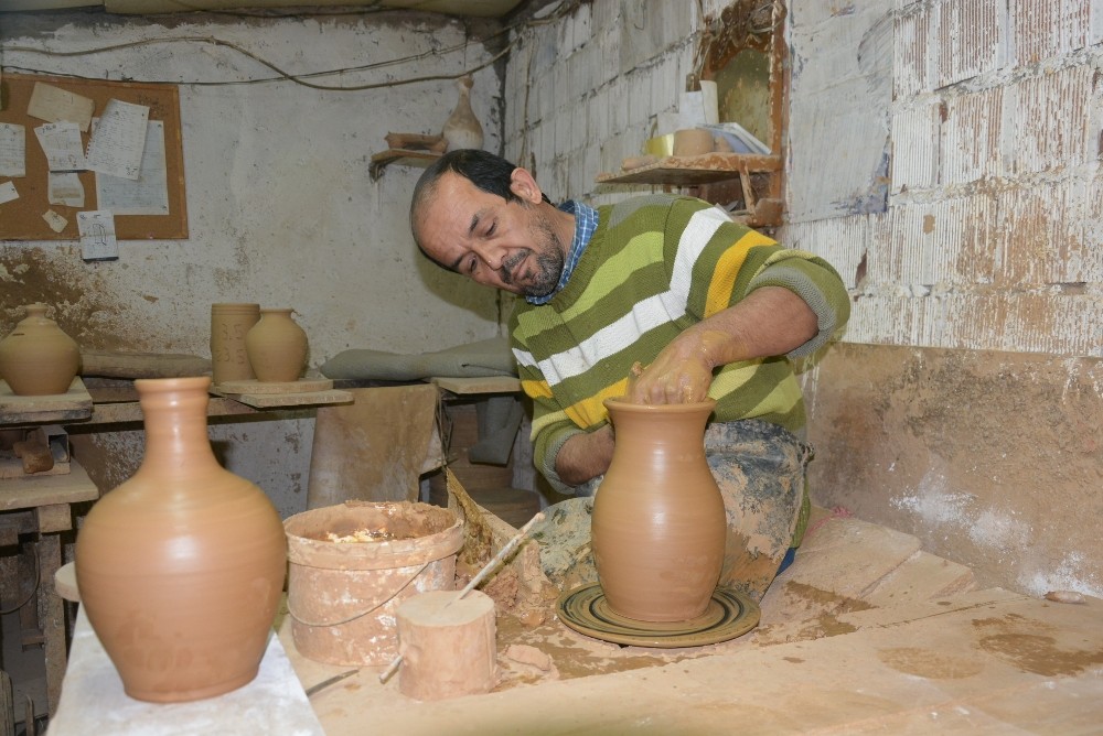 Karı-koca çamuru sanat eserine dönüştürüyor 