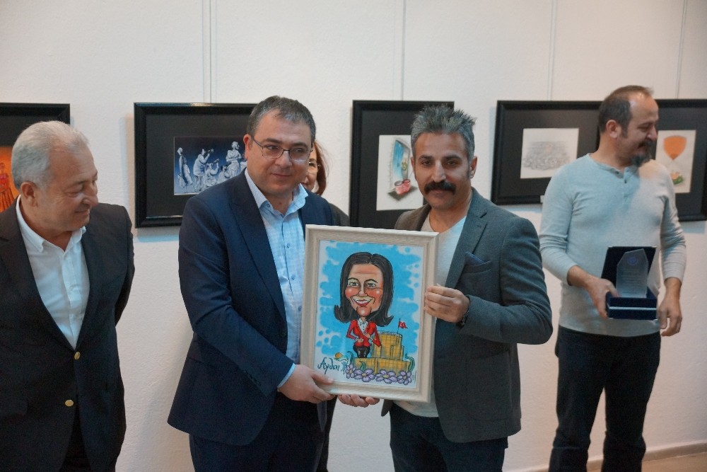 Karikatür yarışmasında dereceye giren eserler sergilendi 