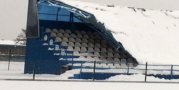 Karın ağırlığı ile tribün çatısı çöktü