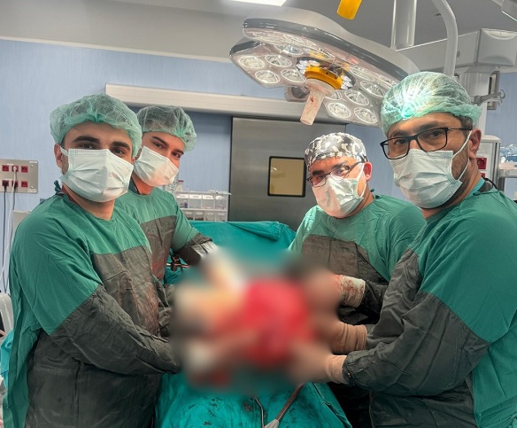 Karın ağrısı şikayetiyle gitti ameliyata alındı! Hastanın böbreğinden çıkan şaşırttı