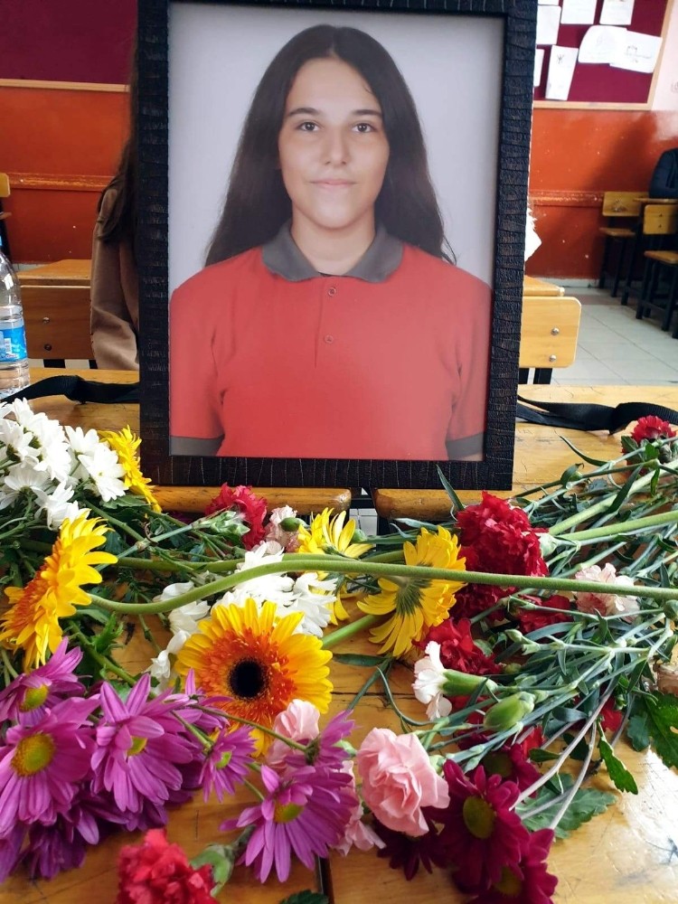 Karın ağrısı şikayetiyle hastaneye götürülen 13 yaşındaki çocuk hayatını kaybetti 