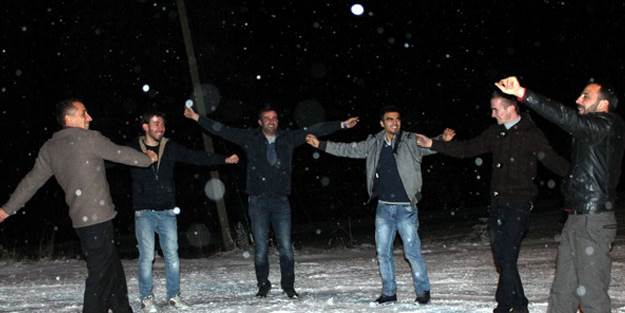 Karın yağmasını çiftetelli oynayarak kutladılar