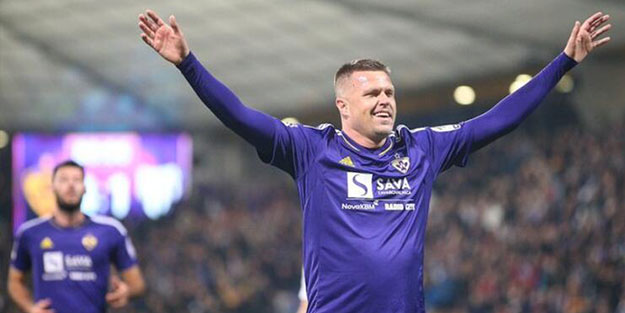 Karısı tarafından aldatılmıştı! Depresyona giren ünlü futbolcudan sevindiren haber