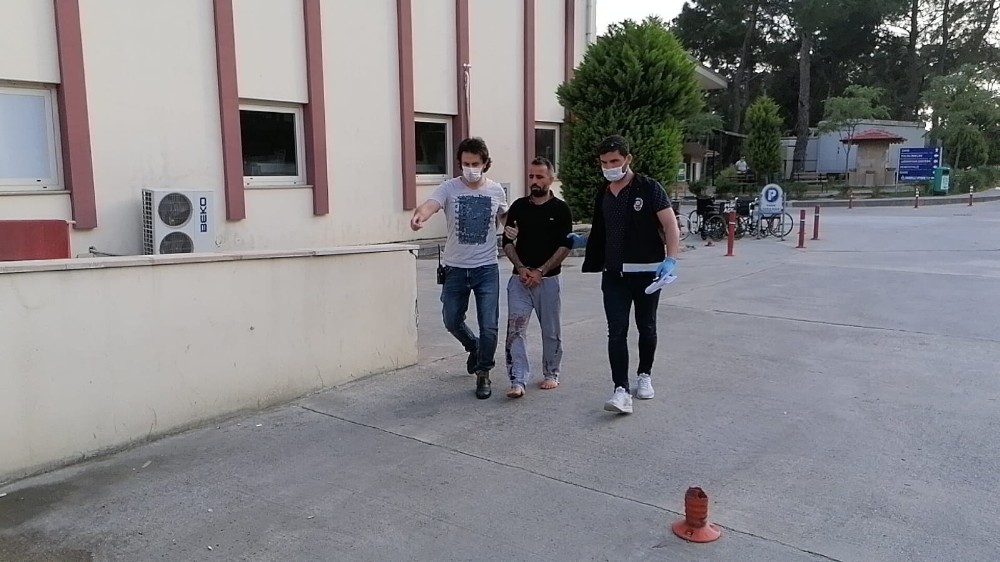 Karısı ve baldızını bıçakladı, kanlı eşofmanıyla polise teslim oldu 