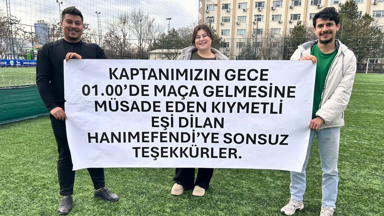 Karısı yasaklamıştı! Halı saha maçına eşinden izin koparan adam ünlü oldu