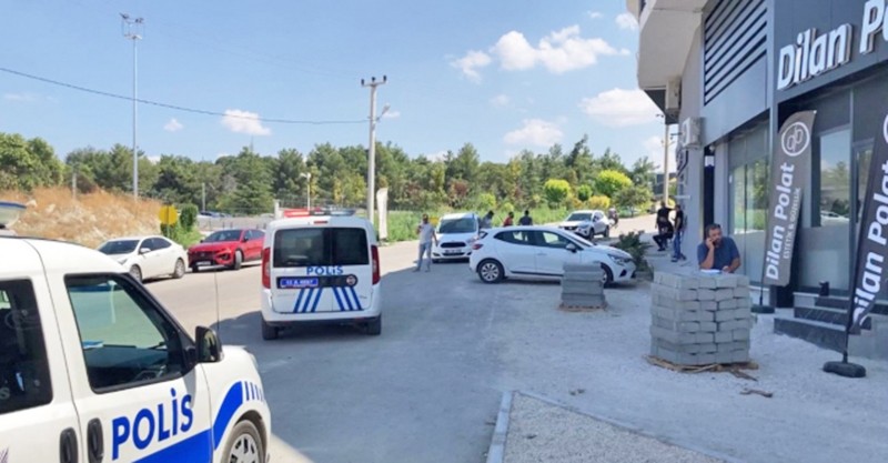 Karısına kızıp cadde ortasında tüfekle havaya ateş açtı: Allah'tan her karısına kızan tüfeğe sarılmıyor