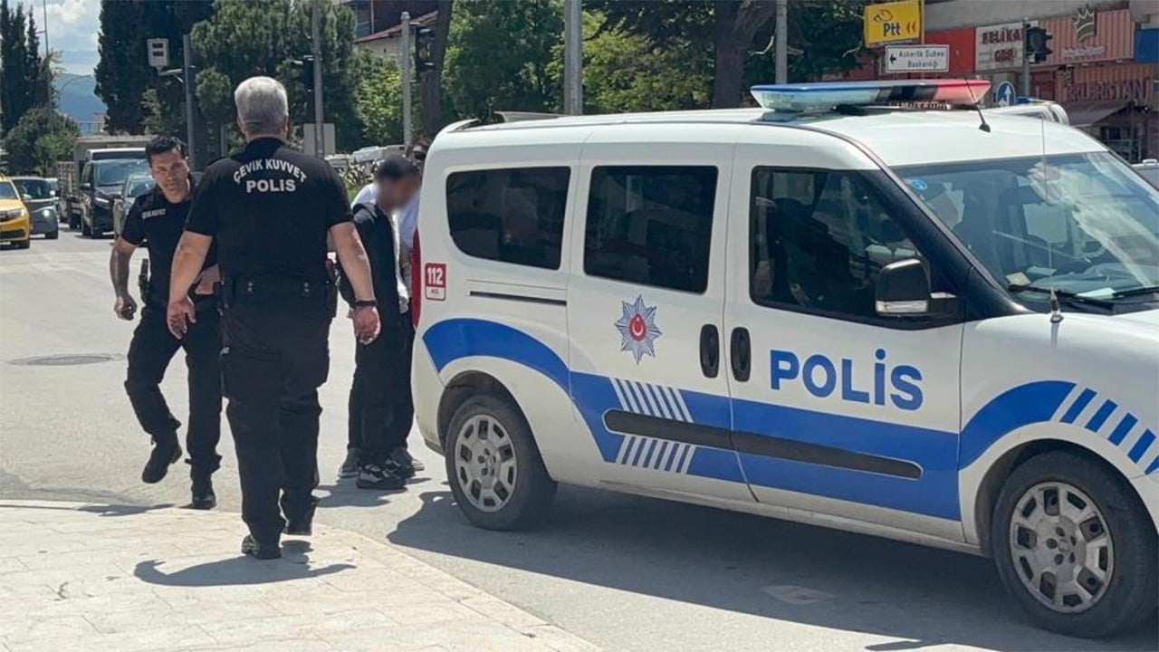 Karısını bıçaklamaya fırsat bulamadan polis tepesine bindi