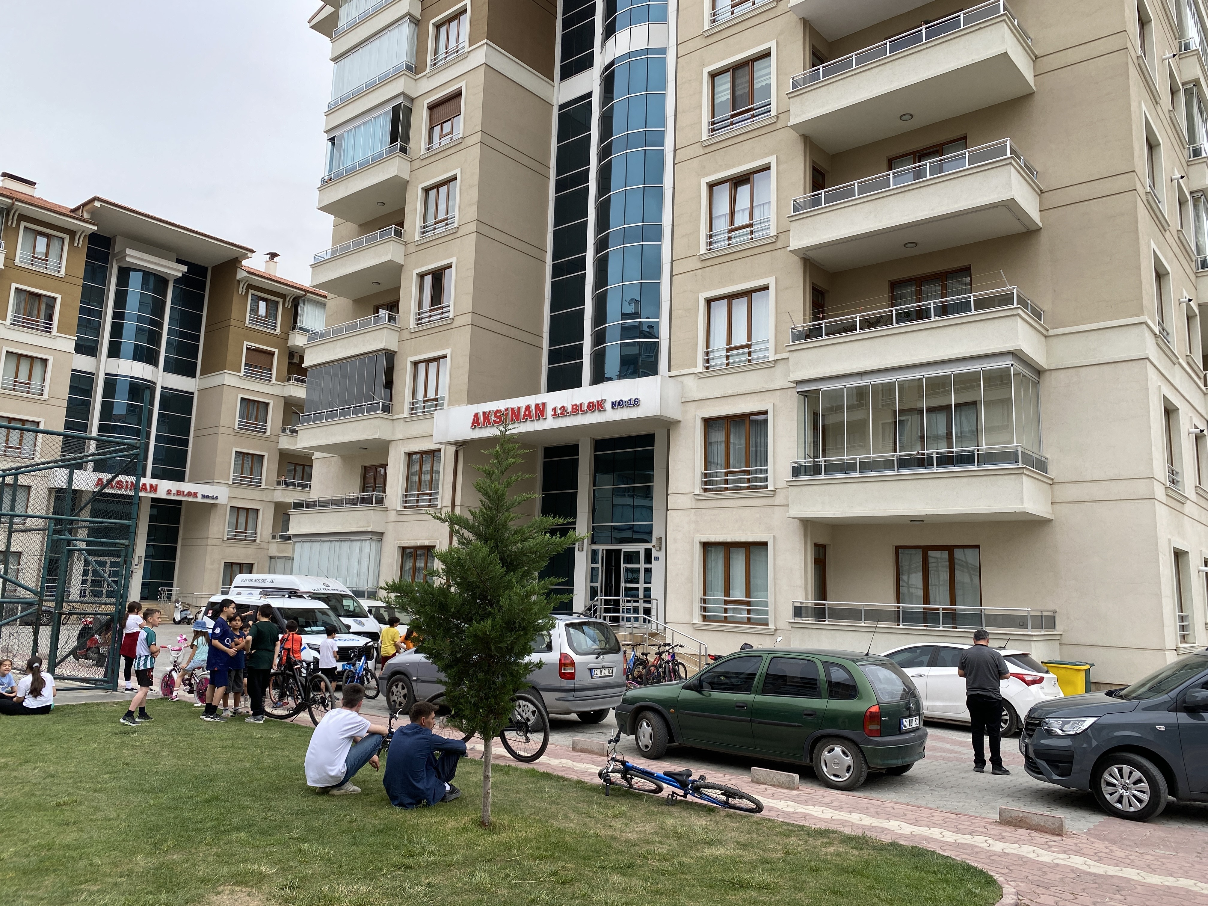 Karısını bıçaklayarak öldürüp başında bekledi