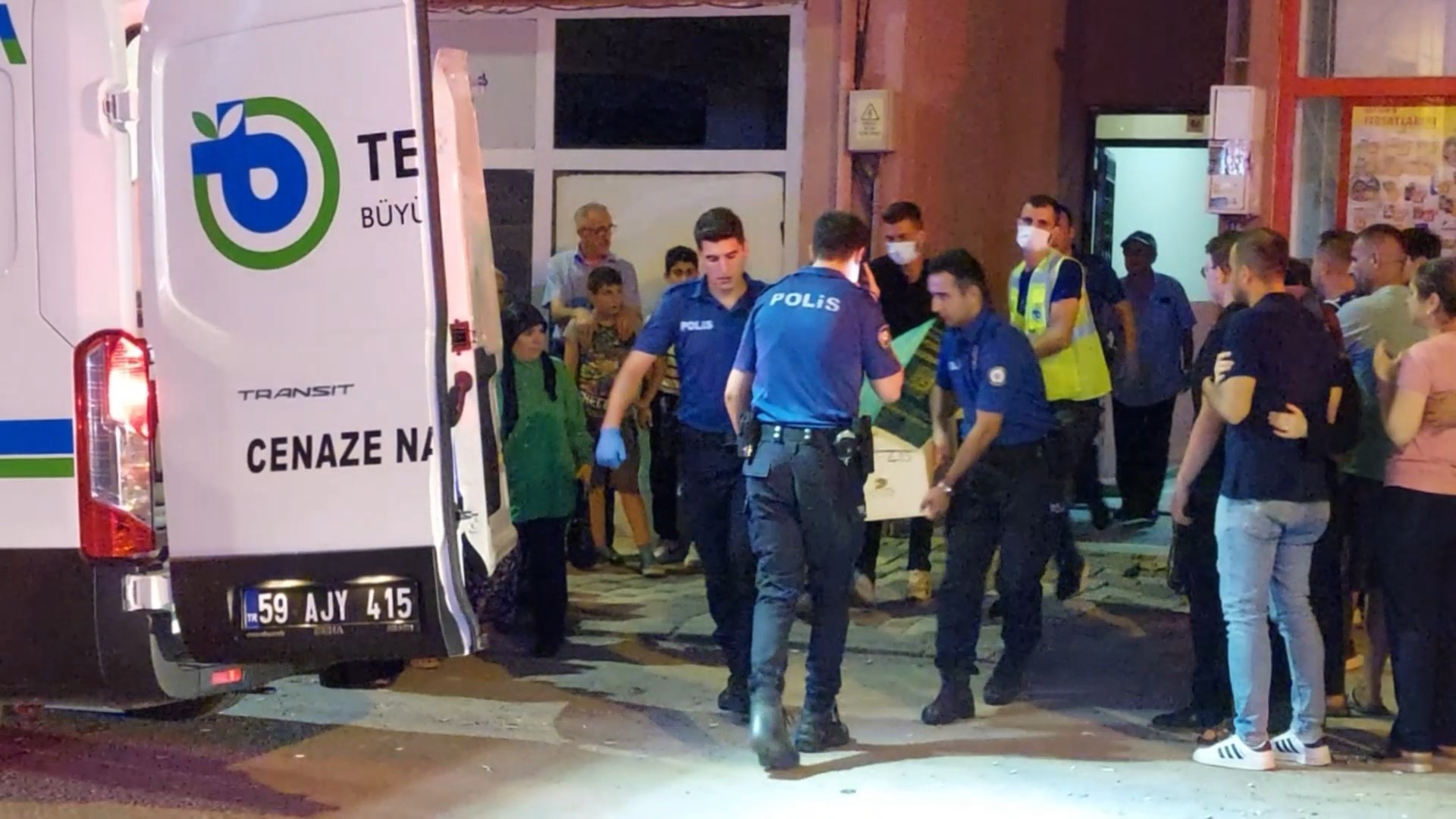 Karısını döverek öldürdü