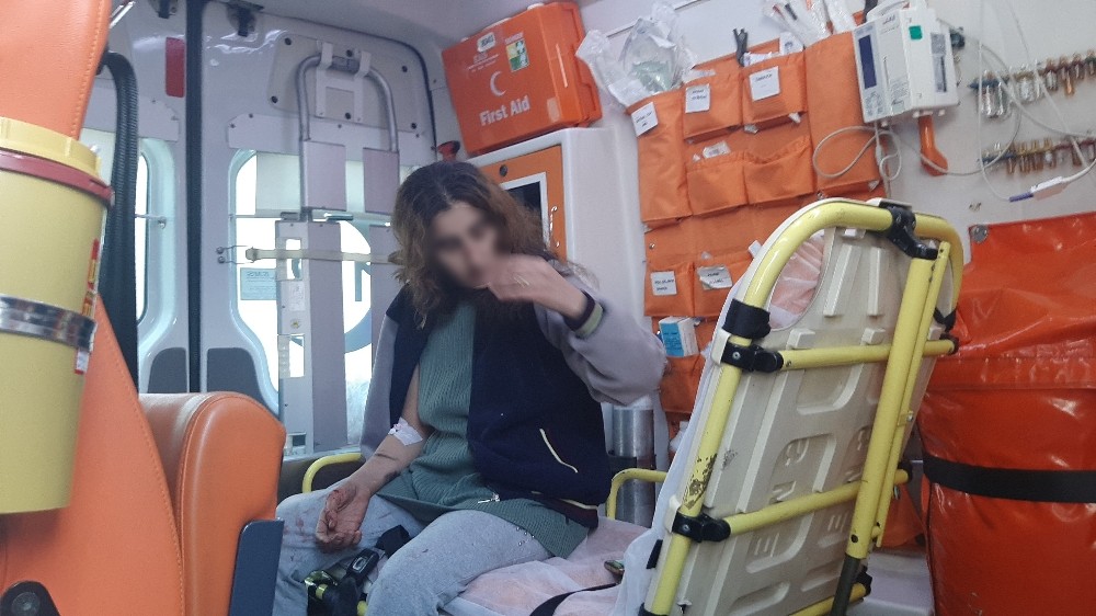 Karısını öldüresiye dövdü 