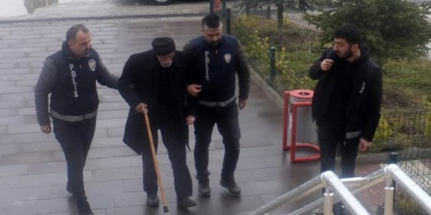 Karısını ve oğlunu öldüren 87 yaşındaki adam yürümekte zorlandı