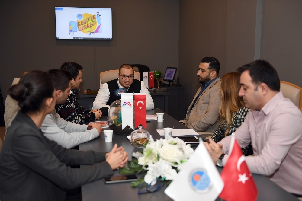 Kariyer Merkezi, iş arayanlara, öğrenciler ve işverenlere yönelik etkinliklerini sürdürüyor 