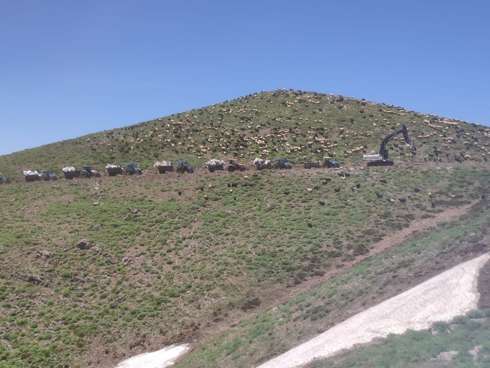 Karla kapanan yayla yolları açıldı, göçerler yola çıktı 