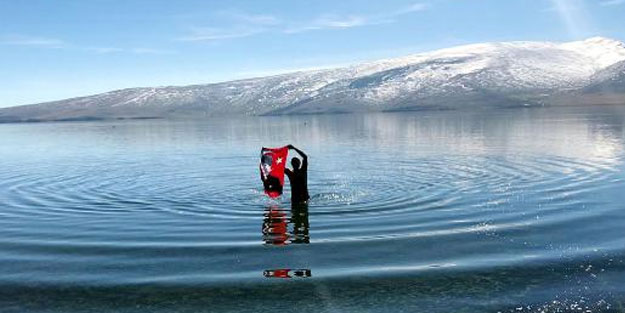 Karla kaplı Çıldır Gölü'nde yüzüp Türk bayrağı açtı