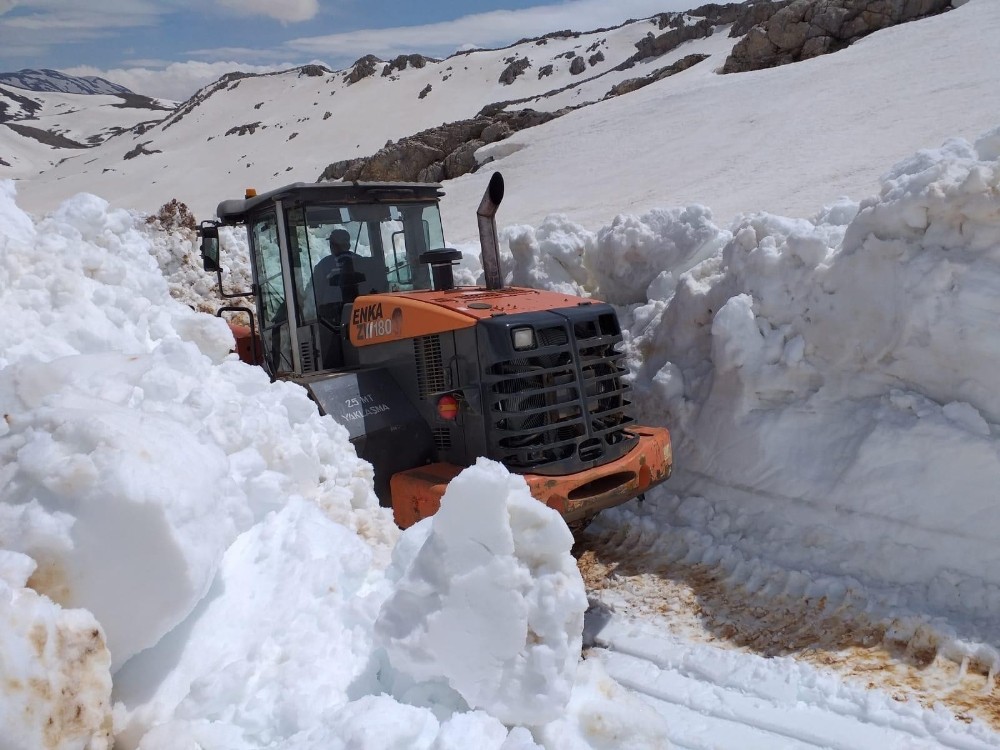 Karla kaplı Göktepe Yayla Yolu açılıyor 