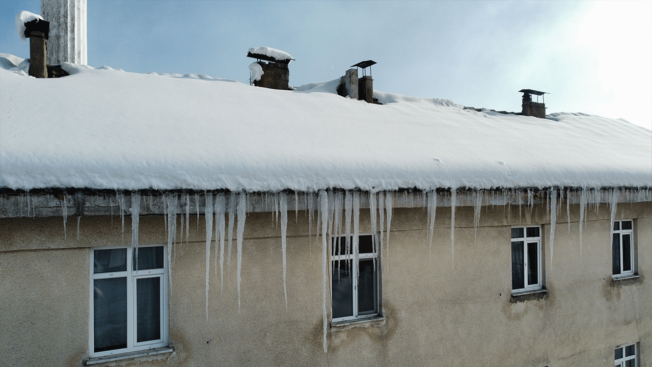 Karla kaplı ilçede büyüleyici görüntü! Çatılardan sarkıtlar sarktı