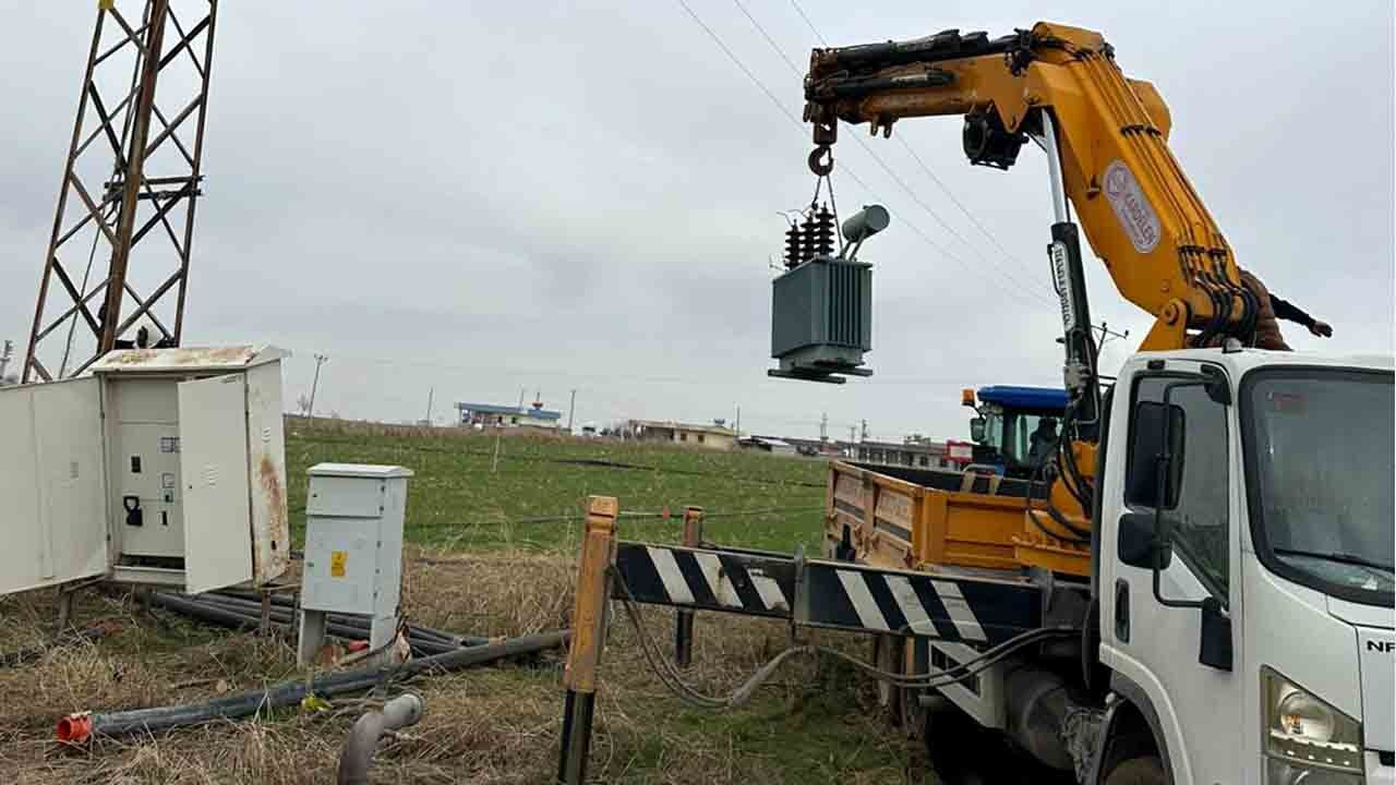 Karla kaplı tarlada kaçak elektrik ile sulama yapılıyordu! Şanlıurfa’da kaçak trafoya el konuldu!