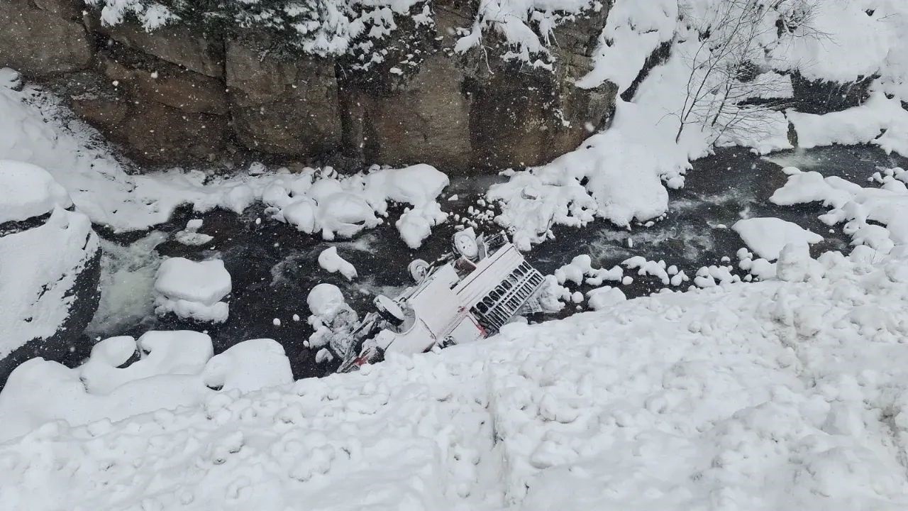 Karla kaplı yolda kamyonet dereye uçtu: 5 yaralı