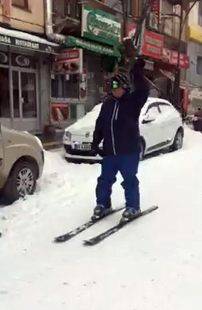 Karla kaplı yolda kayak keyfi 