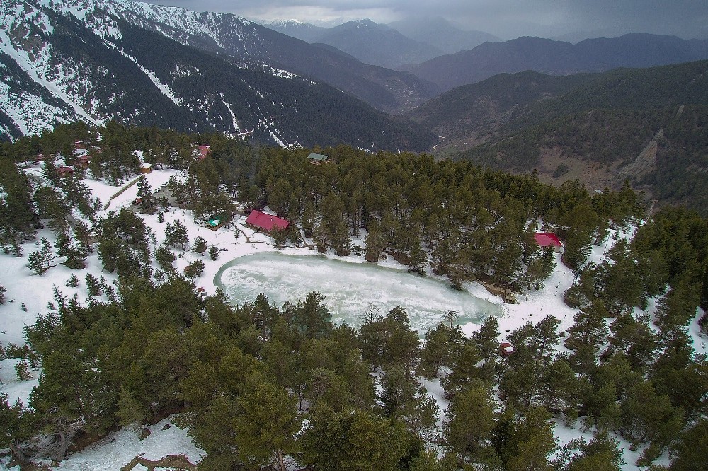 Karla kaplı yolu ulaşıma açılınca Arap turistler soluğu orada aldı 