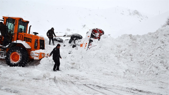 Karla mücadele ekibinin üzerine çığ düştü: 1 yaralı