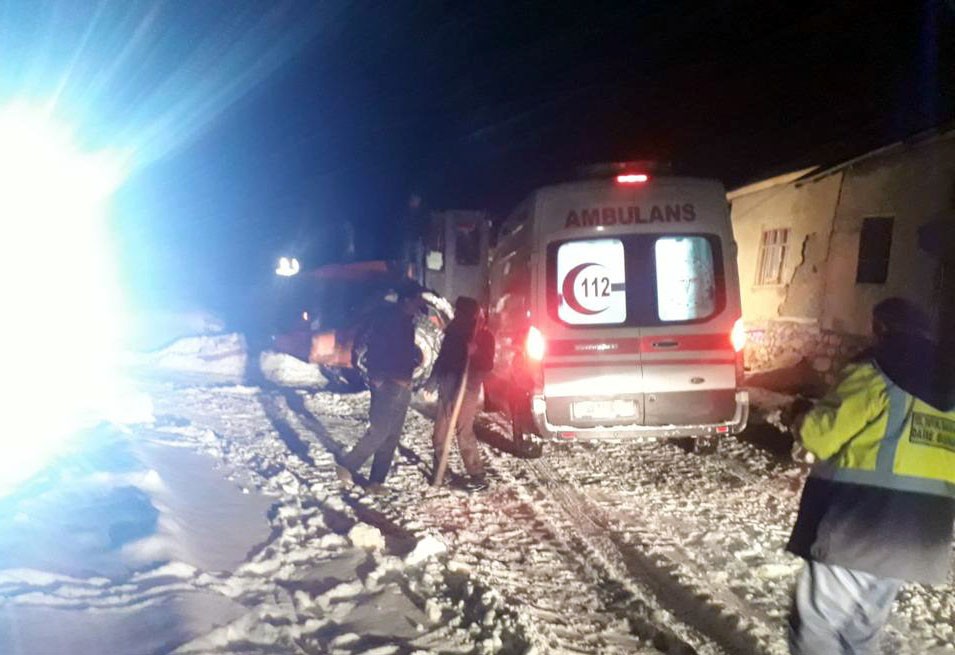 Karla mücadele ekiplerinin kurtardığı kadın ikiz doğurdu 