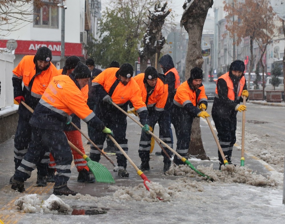 Karla mücadelenin kahramanları görev başında 