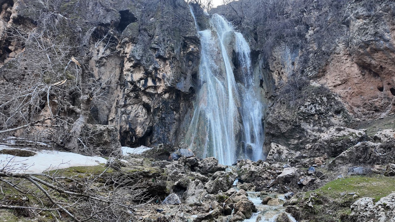 Karlar eridi, 30 metrelik şelale coştu!