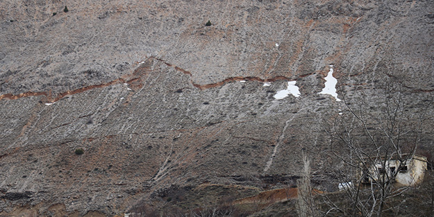 Karlar eriyince dağdaki ürkütücü manzara ortaya çıktı!