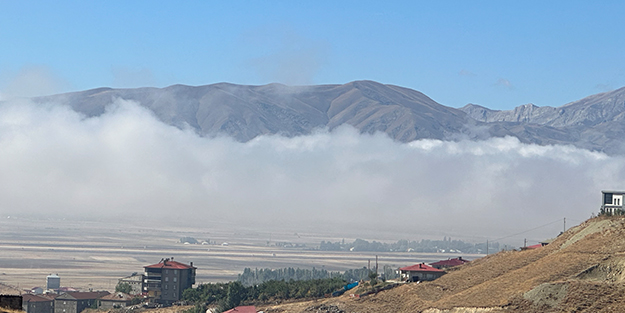 Karlı dağlarla bulutlar bütünleşti! Manzarayı gören hayran kaldı