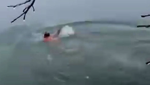 Karlı havada buz gibi suya daldı: Görenlerin içini üşüttü