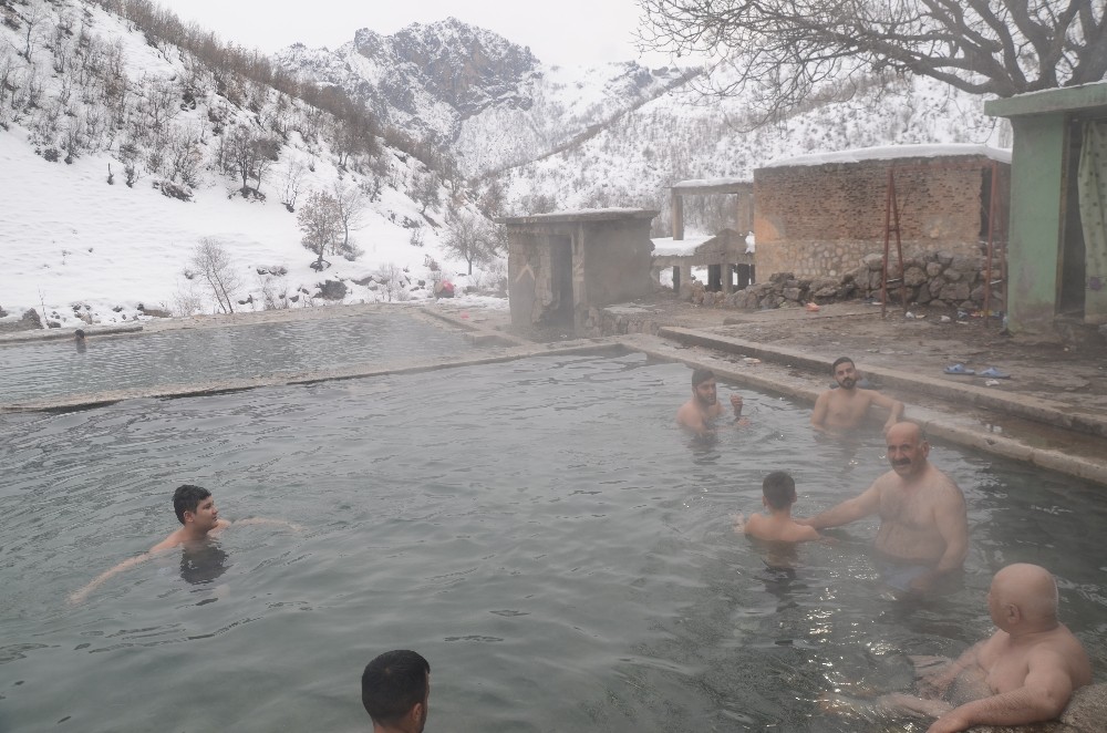 Karlı havada kaplıca keyfi 