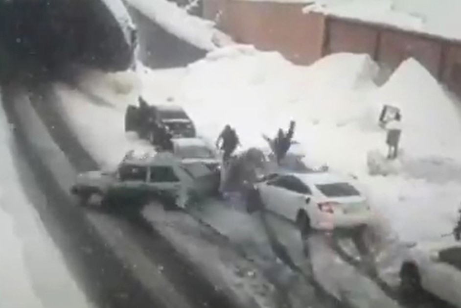 Karlı yolda 9 otomobil birbirine girdi: 3 yaralı 