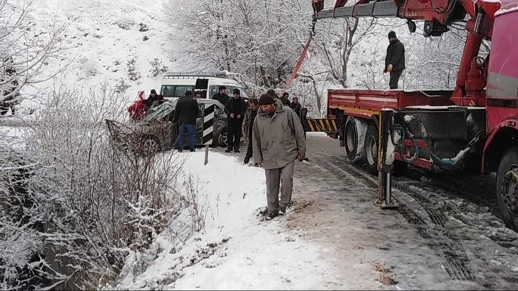 Karlı yolda faciadan dönüldü: 3 yaralı 