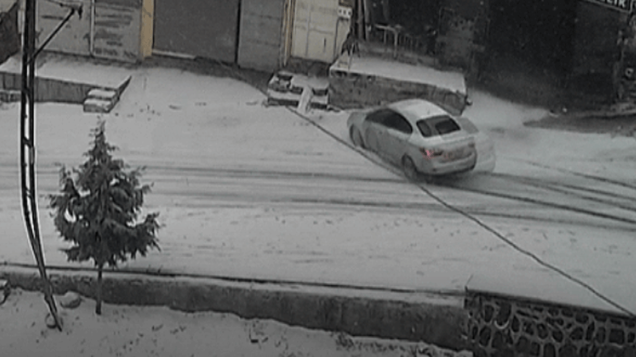 Karlı yolda feci kaza: Kaldırıma çarpıp devrildi!